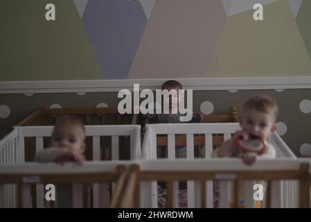 Evakuierte Kinder in einem Waisenhaus in Lemberg, Ukraine, 26. Februar 2022. Dieses Bild: Das Waisenhaus hat Spenden von den Bewohnern von Lemberg und aus anderen Ländern erhalten. Die Menschen haben Essen, Windeln und Kleidung für die Kinder gespendet. Foto: Lisa Mattisson / Expressen / TT / Code 7000 Stockfoto