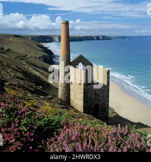 Ruine des Towanroath Shaft Pumping Engine House in Wheal Coates Zinnmine an der North Cornwall Küste, St. Agnes, Cornwall, England, Vereinigtes Königreich Stockfoto