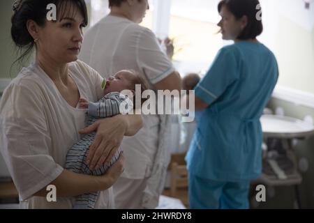 Evakuierte Kinder in einem Waisenhaus in Lemberg, Ukraine, 26. Februar 2022. Dieses Bild: Natalie tröstet eines der evakuierten Babys aus Luhansk. Foto: Lisa Mattisson / Expressen / TT / Code 7000 Stockfoto