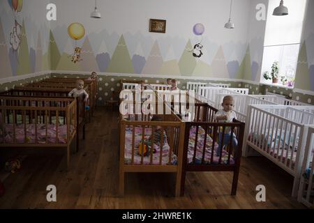 Evakuierte Kinder in einem Waisenhaus in Lemberg, Ukraine, 26. Februar 2022. Dieses Bild: Das Waisenhaus hat Spenden von den Bewohnern von Lemberg und aus anderen Ländern erhalten. Die Menschen haben Essen, Windeln und Kleidung für die Kinder gespendet. Foto: Lisa Mattisson / Expressen / TT / Code 7000 Stockfoto