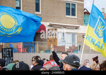 Bewohner von Brighton Beach treffen sich am 6. März 2022 zu einer Pro-Ukraine-Kundgebung auf dem Riegelmann Boardwalk und Brighton 6. in Brooklyn, New York, NY. Viele tragen die gelben und blauen Farben der ukrainischen Flagge, um ihre Unterstützung zu zeigen. Die größten ukrainisch-amerikanischen Gemeinden in New York City befinden sich in den Gebieten Brighton Beach und Sheepshead Bay in Brooklyn. Brighton Beach wurde aufgrund seiner Bevölkerung von Einwanderern aus der Ukraine, Russland und anderen ehemaligen sowjetischen Gebieten den Spitznamen Little Odessa erhalten. Russlands Angriff auf die Ukraine hat zu vielen Kundgebungen zur Unterstützung der Ukraine auf der ganzen Welt geführt. (Foto von Erica PR Stockfoto