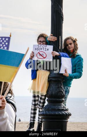 Bewohner von Brighton Beach treffen sich am 6. März 2022 zu einer Pro-Ukraine-Kundgebung auf dem Riegelmann Boardwalk und Brighton 6. in Brooklyn, New York, NY. Viele tragen die gelben und blauen Farben der ukrainischen Flagge, um ihre Unterstützung zu zeigen. Die größten ukrainisch-amerikanischen Gemeinden in New York City befinden sich in den Gebieten Brighton Beach und Sheepshead Bay in Brooklyn. Brighton Beach wurde aufgrund seiner Bevölkerung von Einwanderern aus der Ukraine, Russland und anderen ehemaligen sowjetischen Gebieten den Spitznamen Little Odessa erhalten. Russlands Angriff auf die Ukraine hat zu vielen Kundgebungen zur Unterstützung der Ukraine auf der ganzen Welt geführt. (Foto von Erica PR Stockfoto