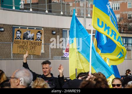 Bewohner von Brighton Beach treffen sich am 6. März 2022 zu einer Pro-Ukraine-Kundgebung auf dem Riegelmann Boardwalk und Brighton 6. in Brooklyn, New York, NY. Viele tragen die gelben und blauen Farben der ukrainischen Flagge, um ihre Unterstützung zu zeigen. Die größten ukrainisch-amerikanischen Gemeinden in New York City befinden sich in den Gebieten Brighton Beach und Sheepshead Bay in Brooklyn. Brighton Beach wurde aufgrund seiner Bevölkerung von Einwanderern aus der Ukraine, Russland und anderen ehemaligen sowjetischen Gebieten den Spitznamen Little Odessa erhalten. Russlands Angriff auf die Ukraine hat zu vielen Kundgebungen zur Unterstützung der Ukraine auf der ganzen Welt geführt. (Foto von Erica PR Stockfoto