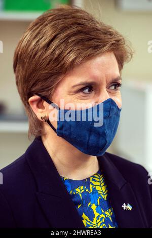 Schottlands erste Ministerin Nicola Sturgeon bei einem Besuch im Monklands University Hospital in Airdrie, in North Lanarkshire, Schottland, zum Auftakt der schottischen Lehrwoche. Bilddatum: Montag, 7. März 2022. Stockfoto