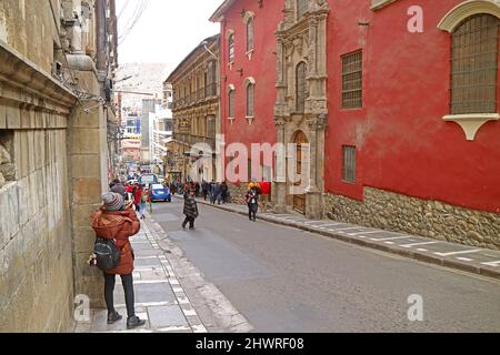 Reisende, die Fotos von einem atemberaubenden roten Vintage Colonial Building in der Innenstadt von La Paz, Bolivien, Südamerika machen Stockfoto