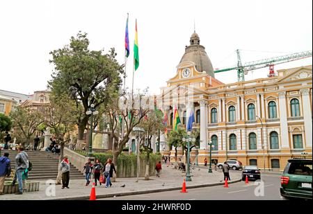 Beeindruckender bolivianischer Regierungspalast oder Palacio Quemado mit der Uhr läuft gegen den Uhrzeigersinn an der Fassade, Plaza Murillo Square, La Paz, Bolivien Stockfoto