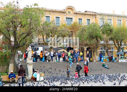 Straßenszene auf dem Plaza Murillo mit der großen Taubenschar, La Paz, Bolivien, Südamerika Stockfoto