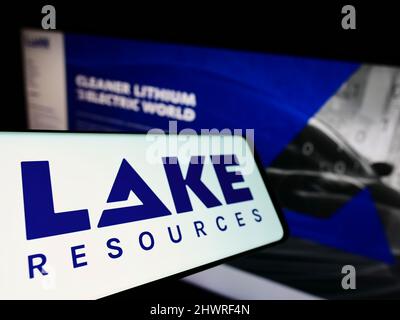 Smartphone mit Logo des australischen Lithiumunternehmens Lake Resources N.L. auf dem Bildschirm vor der Website. Konzentrieren Sie sich auf die Mitte links des Telefondisplays. Stockfoto