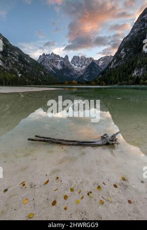 Lago di Landro mit Cristallo-Bergen, die sich auf dem See, den Dolomiten, den italienischen Alpen spiegeln Stockfoto