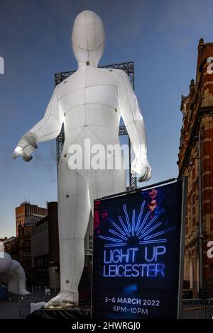 Das Light Up Leicester Festival 2022, das die Straßen von Leicester mit kostenlosen interaktiven Kunstwerken und Unterhaltung beleuchtet. Stockfoto