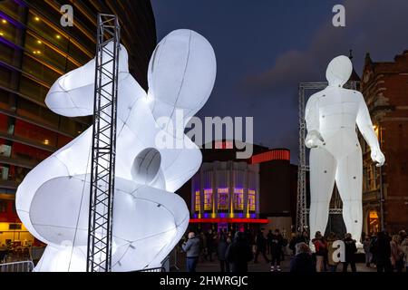 Das Light Up Leicester Festival 2022, das die Straßen von Leicester mit kostenlosen interaktiven Kunstwerken und Unterhaltung beleuchtet. Stockfoto