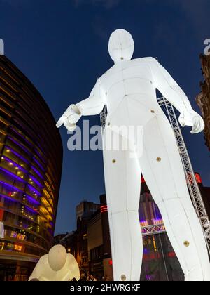 Das Light Up Leicester Festival 2022, das die Straßen von Leicester mit kostenlosen interaktiven Kunstwerken und Unterhaltung beleuchtet. Stockfoto