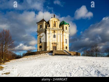 Barocke Kirche des Hl. Johannes des Täufers und der Jungfrau Maria, Wallfahrtsort auf dem Poppy-Hügel im sonnigen Wintertag. Smolotely, Tschechische republik. Stockfoto