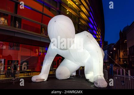 Das Light Up Leicester Festival 2022, das die Straßen von Leicester mit kostenlosen interaktiven Kunstwerken und Unterhaltung beleuchtet. Stockfoto