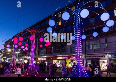 Das Light Up Leicester Festival 2022, das die Straßen von Leicester mit kostenlosen interaktiven Kunstwerken und Unterhaltung beleuchtet. Stockfoto