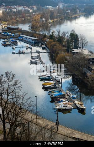 Yachthafen mit Booten im Podoli-Viertel an der Moldau, Luftaufnahme von Vysehrad, Prag, Tschechische republik. Stockfoto