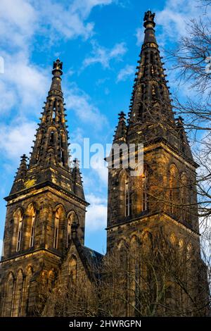 Zwei Türme der Basilika St. Peter und St. Paul, neogotische Kirche in Vysehrad, Touristenattraktion, Prag, Tschechische republik. Stockfoto