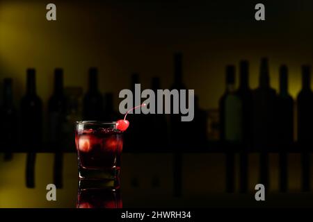 Cocktail „Manhattan“ auf schwarzem reflektierendem Hintergrund. Speicherplatz kopieren. Stockfoto