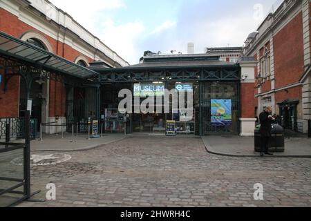 Außenansicht des Eingangs zum Londoner Verkehrsmuseum Stockfoto