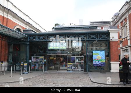 Außenansicht des Eingangs zum Londoner Verkehrsmuseum Stockfoto