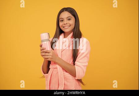 Happy teen Mädchen im Hause Frottee Bademantel mit Thermoskanne, Morgen Stockfoto