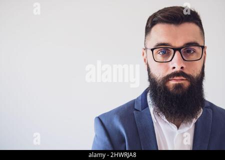 Porträt eines nachdenklichen Geschäftsmannes. Kopieren Sie Platz auf dem Bild für Ihren Text oder Ihre Anzeige. Stockfoto