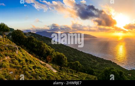Myrtos Bucht - einer der schönsten Strände Griechenlands. Mirtos bei Sonnenuntergang. Kefalonia (kefalonia) Ionische griechische Insel Stockfoto