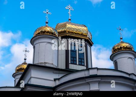 Orthodoxe Kirche in Sokolka / Polen. Nachmittagsaufnahmen an einem Wintertag. Das Motiv wurde gegen einen leicht bewölkten blauen Himmel fotografiert. Stockfoto