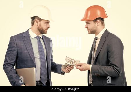 Investoren Männer in Anzug und Schutzhelm geben oder nehmen Geld und halten Computer, Investitionen Stockfoto