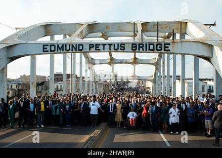 Selma, Usa. 06. März 2022. Die Vizepräsidentin der Vereinigten Staaten, Kamala Harris, überquert feierlich die Edmund Pettus Bridge in Selma, AL., zum Gedenken an den 57.. Jahrestag des Blutigen Sonntags am 6. März 2022. Kredit: Andi Reis/Pool/Sipa USA Gutschrift: SIPA USA/Alamy Live Nachrichten Stockfoto