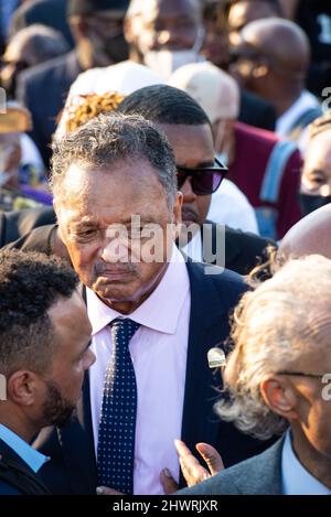 Selma, Usa. 06. März 2022. Rev. Jesse L. Jackson, Sr., Gründer der Rainbow Push Coalition, erwartet die feierliche Überquerung der Edmund Pettus Bridge in Selma, Alabama, zum Gedenken an den 57.. Jahrestag des Blutigen Sonntags am 6. März 2022. Kredit: Andi Reis/Pool/Sipa USA Gutschrift: SIPA USA/Alamy Live Nachrichten Stockfoto