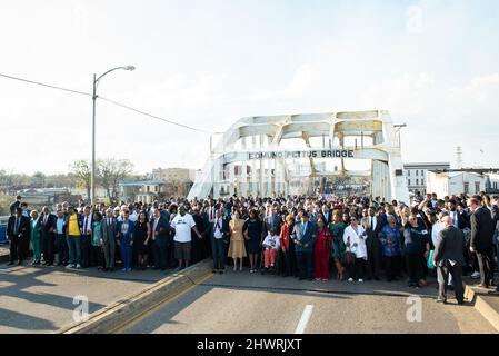 Selma, Usa. 06. März 2022. Die Vizepräsidentin der Vereinigten Staaten, Kamala Harris, überquert feierlich die Edmund Pettus Bridge in Selma, AL., zum Gedenken an den 57.. Jahrestag des Blutigen Sonntags am 6. März 2022. Kredit: Andi Reis/Pool/Sipa USA Gutschrift: SIPA USA/Alamy Live Nachrichten Stockfoto