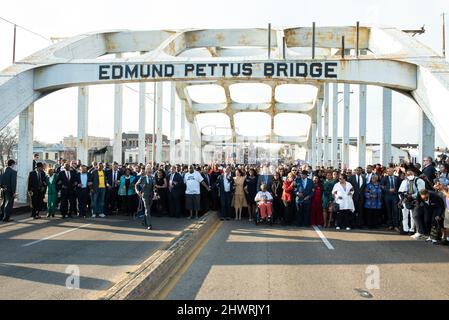 Selma, Usa. 06. März 2022. Die Vizepräsidentin der Vereinigten Staaten, Kamala Harris, überquert feierlich die Edmund Pettus Bridge in Selma, AL., zum Gedenken an den 57.. Jahrestag des Blutigen Sonntags am 6. März 2022. Kredit: Andi Reis/Pool/Sipa USA Gutschrift: SIPA USA/Alamy Live Nachrichten Stockfoto