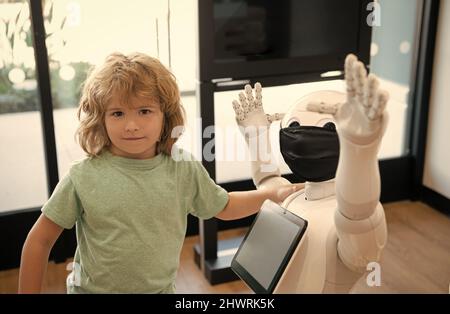 Smart Boy Kind kommunizieren mit Roboter-Assistenten-Technologie für moderne Bildung, Innovation Stockfoto