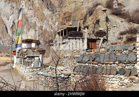 Mani Wand und Stupa mit Gebetsfahnen in der Nähe von Manang Dorf, buddhismus in Nepal, rund Annapurna Rundwanderweg Stockfoto