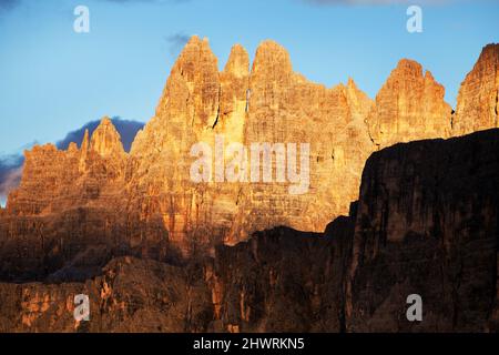 Abendansicht des Monte Croda da Lago vom passo Giau, Südtirol, Alpen Dolomitenberge, Italien Stockfoto