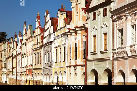 Blick vom Telc Stadtplatz mit bunten Renaissance- und Barockhäusern, UNESCO-Stadt in Tschechien Stockfoto