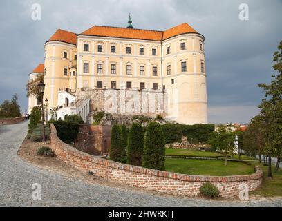 Schloss Mikulov, eine der wichtigsten Burgen in Südmähren, Blick von Mikulov Stadt, Tschechische Republik Stockfoto