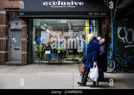 Bewohner und Geschäfte von Brighton Beach. Viele tragen die gelben und blauen Farben der ukrainischen Flagge, um ihre Unterstützung zu zeigen. Die größten ukrainisch-amerikanischen Gemeinden in New York City befinden sich in den Gebieten Brighton Beach und Sheepshead Bay in Brooklyn. Brighton Beach wurde aufgrund seiner Bevölkerung von Einwanderern aus der Ukraine, Russland und anderen ehemaligen sowjetischen Gebieten den Spitznamen Little Odessa erhalten. Aufgenommen am 5. März 2022 in Brooklyn, New York. Menschen auf der ganzen Welt haben Schilder gepostet und ukrainische Flaggen aufgehängt, um die Ukraine zu unterstützen, nachdem Russland letzte Woche seinen Angriff auf das Land begonnen hat. Von Erica Price/Sipa U Stockfoto