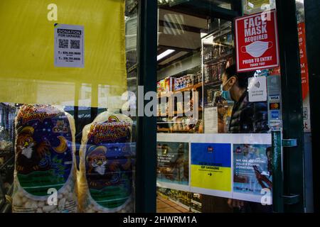 Bewohner und Geschäfte von Brighton Beach. Viele tragen die gelben und blauen Farben der ukrainischen Flagge, um ihre Unterstützung zu zeigen. Der Laden „Taste of Russia“ hat sein Zeichen entfernt und wird bald umbenannt. Die größten ukrainisch-amerikanischen Gemeinden in New York City befinden sich in den Gebieten Brighton Beach und Sheepshead Bay in Brooklyn. Brighton Beach wurde aufgrund seiner Bevölkerung von Einwanderern aus der Ukraine, Russland und anderen ehemaligen sowjetischen Gebieten den Spitznamen Little Odessa erhalten. Aufgenommen am 5. März 2022 in Brooklyn, New York. Menschen auf der ganzen Welt haben Schilder gepostet und ukrainische Flaggen aufgehängt, um die Ukraine zu unterstützen Stockfoto