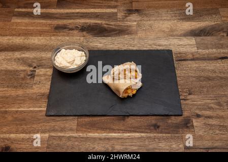 Eine Empanada ist eine Torte oder ein Kuchen, der mit herzhaften Zutaten verpackt und heiß serviert wird. Der Name kommt vom Verb „Empanar“ Stockfoto