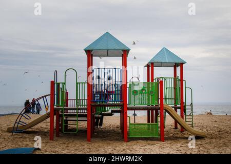 Bewohner von Brighton Beach treffen sich auf dem Riegelmann Boardwalk und Brighton 6. zu einer Pro-Ukraine-Rallye. Viele tragen die gelben und blauen Farben der ukrainischen Flagge, um ihre Unterstützung zu zeigen. Die größten ukrainisch-amerikanischen Gemeinden in New York City befinden sich in den Gebieten Brighton Beach und Sheepshead Bay in Brooklyn. Brighton Beach wurde aufgrund seiner Bevölkerung von Einwanderern aus der Ukraine, Russland und anderen ehemaligen sowjetischen Gebieten den Spitznamen Little Odessa erhalten. Aufgenommen am 6. März 2022 in Brooklyn, New York. Menschen auf der ganzen Welt haben Schilder gepostet und ukrainische Flaggen aufgehängt, um die Ukraine nach Russi zu unterstützen Stockfoto