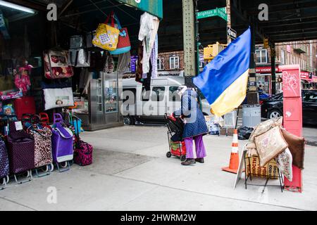 Bewohner und Geschäfte von Brighton Beach. Viele tragen die gelben und blauen Farben der ukrainischen Flagge, um ihre Unterstützung zu zeigen. Die größten ukrainisch-amerikanischen Gemeinden in New York City befinden sich in den Gebieten Brighton Beach und Sheepshead Bay in Brooklyn. Brighton Beach wurde aufgrund seiner Bevölkerung von Einwanderern aus der Ukraine, Russland und anderen ehemaligen sowjetischen Gebieten den Spitznamen Little Odessa erhalten. Aufgenommen am 5. März 2022 in Brooklyn, New York. Menschen auf der ganzen Welt haben Schilder gepostet und ukrainische Flaggen aufgehängt, um die Ukraine zu unterstützen, nachdem Russland letzte Woche seinen Angriff auf das Land begonnen hat. Von Erica Price/Sipa U Stockfoto