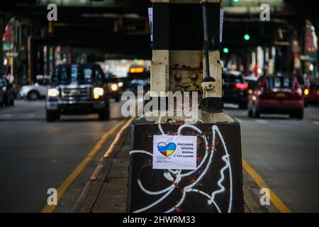 Bewohner und Geschäfte von Brighton Beach. Viele tragen die gelben und blauen Farben der ukrainischen Flagge, um ihre Unterstützung zu zeigen. Die größten ukrainisch-amerikanischen Gemeinden in New York City befinden sich in den Gebieten Brighton Beach und Sheepshead Bay in Brooklyn. Brighton Beach wurde aufgrund seiner Bevölkerung von Einwanderern aus der Ukraine, Russland und anderen ehemaligen sowjetischen Gebieten den Spitznamen Little Odessa erhalten. Aufgenommen am 5. März 2022 in Brooklyn, New York. Menschen auf der ganzen Welt haben Schilder gepostet und ukrainische Flaggen aufgehängt, um die Ukraine zu unterstützen, nachdem Russland letzte Woche seinen Angriff auf das Land begonnen hat. Von Erica Price/Sipa U Stockfoto