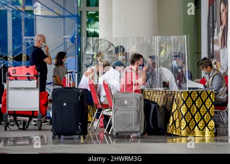 Bali, Indonesien. 7. März 2022. Internationale Reisende warten nach ihrer Ankunft am internationalen Flughafen Ngurah Rai in Bali, Indonesien, am 7. März 2022 in der Schlange auf die Registrierung. Internationale Reisende, die vollständig gegen COVID-19 geimpft wurden, dürfen ab Montag die indonesische Resortinsel Bali ohne Quarantäneverfahren besuchen, sagte ein hochrangiger Beamter. Quelle: Bisinglasi/Xinhua/Alamy Live News Stockfoto