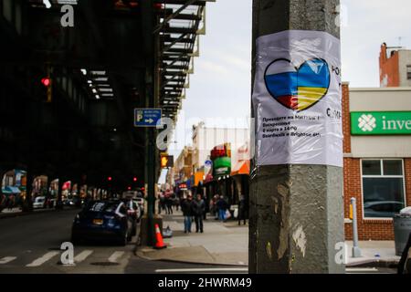 Bewohner und Geschäfte von Brighton Beach. Viele tragen die gelben und blauen Farben der ukrainischen Flagge, um ihre Unterstützung zu zeigen. Die größten ukrainisch-amerikanischen Gemeinden in New York City befinden sich in den Gebieten Brighton Beach und Sheepshead Bay in Brooklyn. Brighton Beach wurde aufgrund seiner Bevölkerung von Einwanderern aus der Ukraine, Russland und anderen ehemaligen sowjetischen Gebieten den Spitznamen Little Odessa erhalten. Aufgenommen am 5. März 2022 in Brooklyn, New York. Menschen auf der ganzen Welt haben Schilder gepostet und ukrainische Flaggen aufgehängt, um die Ukraine zu unterstützen, nachdem Russland letzte Woche seinen Angriff auf das Land begonnen hat. Von Erica Price/Sipa U Stockfoto