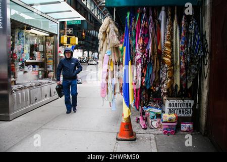 Bewohner und Geschäfte von Brighton Beach. Viele tragen die gelben und blauen Farben der ukrainischen Flagge, um ihre Unterstützung zu zeigen. Die größten ukrainisch-amerikanischen Gemeinden in New York City befinden sich in den Gebieten Brighton Beach und Sheepshead Bay in Brooklyn. Brighton Beach wurde aufgrund seiner Bevölkerung von Einwanderern aus der Ukraine, Russland und anderen ehemaligen sowjetischen Gebieten den Spitznamen Little Odessa erhalten. Aufgenommen am 5. März 2022 in Brooklyn, New York. Menschen auf der ganzen Welt haben Schilder gepostet und ukrainische Flaggen aufgehängt, um die Ukraine zu unterstützen, nachdem Russland letzte Woche seinen Angriff auf das Land begonnen hat. Von Erica Price/Sipa U Stockfoto