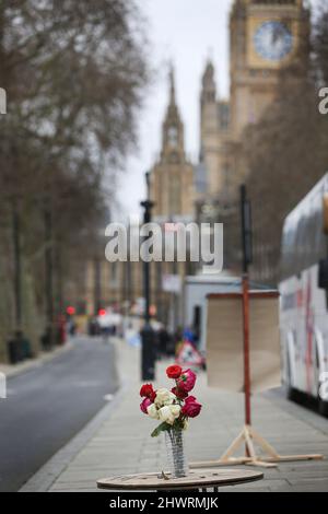 London, Großbritannien. 05. März 2022. Eine Blumenvase verleiht dem Protestcamp am Straßenrand eine heimelige Atmosphäre. Das Freedom Convoy Camp wurde dauerhaft am Ufer eingerichtet, nachdem der Freedom Convoy im Februar 2022 nach London kam. Sie unterstützen die Menschen, die gegen autoritäre Regierungen kämpfen, die in Kanada, Österreich und Australien unter den beschwerlichen Coronavirus-Gesetzen leben. Sie kämpfen auch gegen die Impfung von Kindern im Vereinigten Königreich. Bis die Regierungen alle Freiheiten zurückgeben, die den Menschen in den letzten zwei Jahren genommen wurden, wollen sie bleiben. Kredit: SOPA Images Limited/Alamy Live Nachrichten Stockfoto