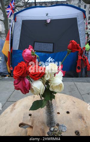 London, Großbritannien. 05. März 2022. Eine Blumenvase verleiht dem Protestcamp am Straßenrand eine heimelige Atmosphäre. Das Freedom Convoy Camp wurde dauerhaft am Ufer eingerichtet, nachdem der Freedom Convoy im Februar 2022 nach London kam. Sie unterstützen die Menschen, die gegen autoritäre Regierungen kämpfen, die in Kanada, Österreich und Australien unter den beschwerlichen Coronavirus-Gesetzen leben. Sie kämpfen auch gegen die Impfung von Kindern im Vereinigten Königreich. Bis die Regierungen alle Freiheiten zurückgeben, die den Menschen in den letzten zwei Jahren genommen wurden, wollen sie bleiben. Kredit: SOPA Images Limited/Alamy Live Nachrichten Stockfoto