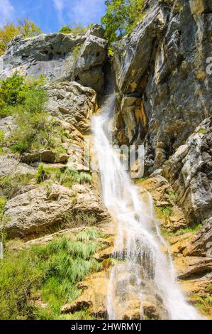 Wasserfall in den Tiefen eines Waldes. Annecy Lake Area, Haute-Savoie, Frankreich. Stockfoto